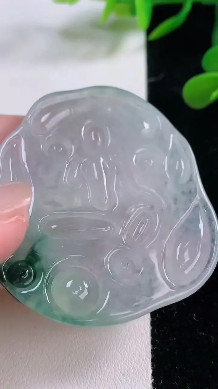 天然A货翡翠种飘花大势至菩萨吊坠，尺寸53-48-6，重:26.98g
11月25日