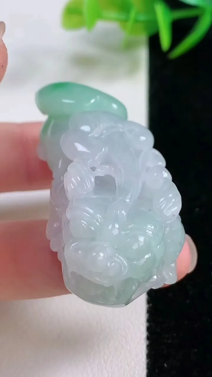 天然A货翡翠貔貅吊坠，尺寸49.3-22.6-15.5，重量:40.36g
11月25日