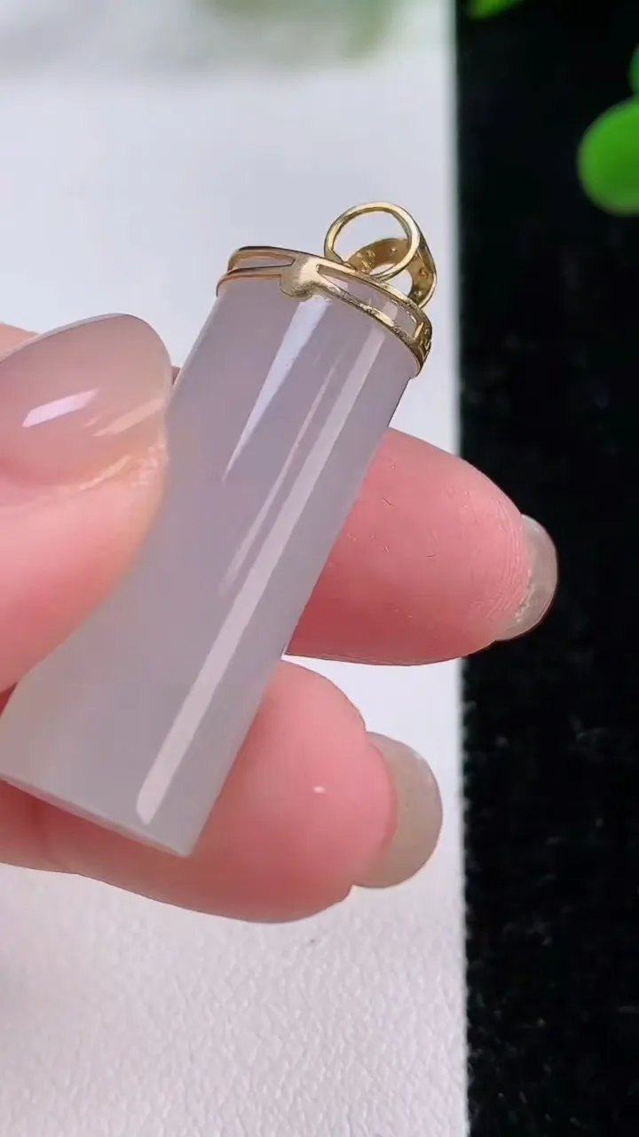 天然A货翡翠种白冰平安柱吊坠，尺寸31.8-12-8.6，重量:9.86g
11月25日