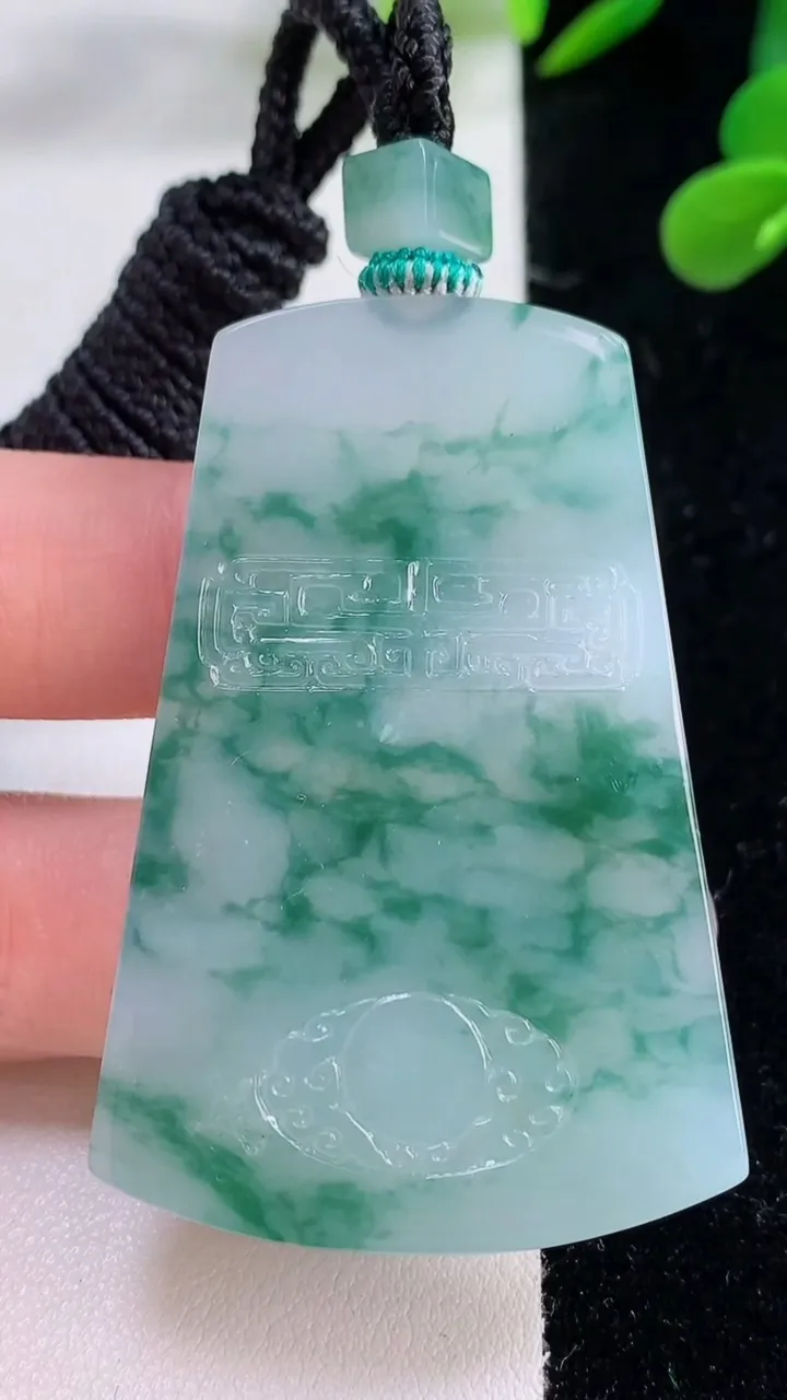 天然A货翡翠种飘花仿古无事牌吊坠，尺寸53.3-34.8-5.7，重量:33.20g
11月25日