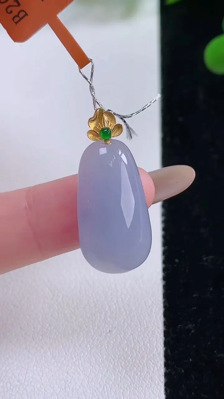 天然A货翡翠18K金紫罗兰福瓜吊坠，尺寸22.3-12-6.7，重量:3.46g
11月25日