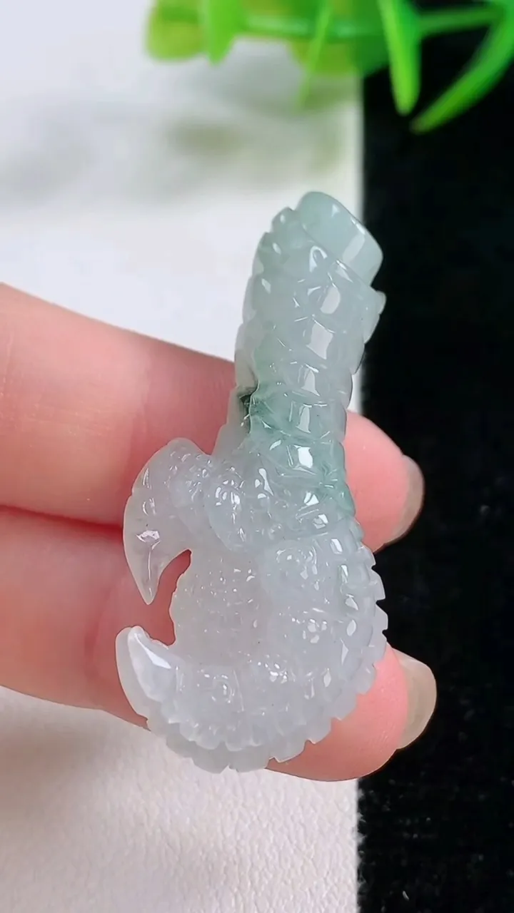 天然A货翡翠冰种飘花龙爪吊坠，尺寸44.5-18.3-12，重量:13.04g
11月25日