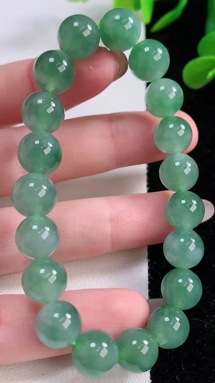 天然A货翡翠圆珠手串，尺寸9.5-19颗，重量:30.00g11月25日
工厂直销收藏佳品,种好水足，色泽均匀，有种有色，上手高大气！