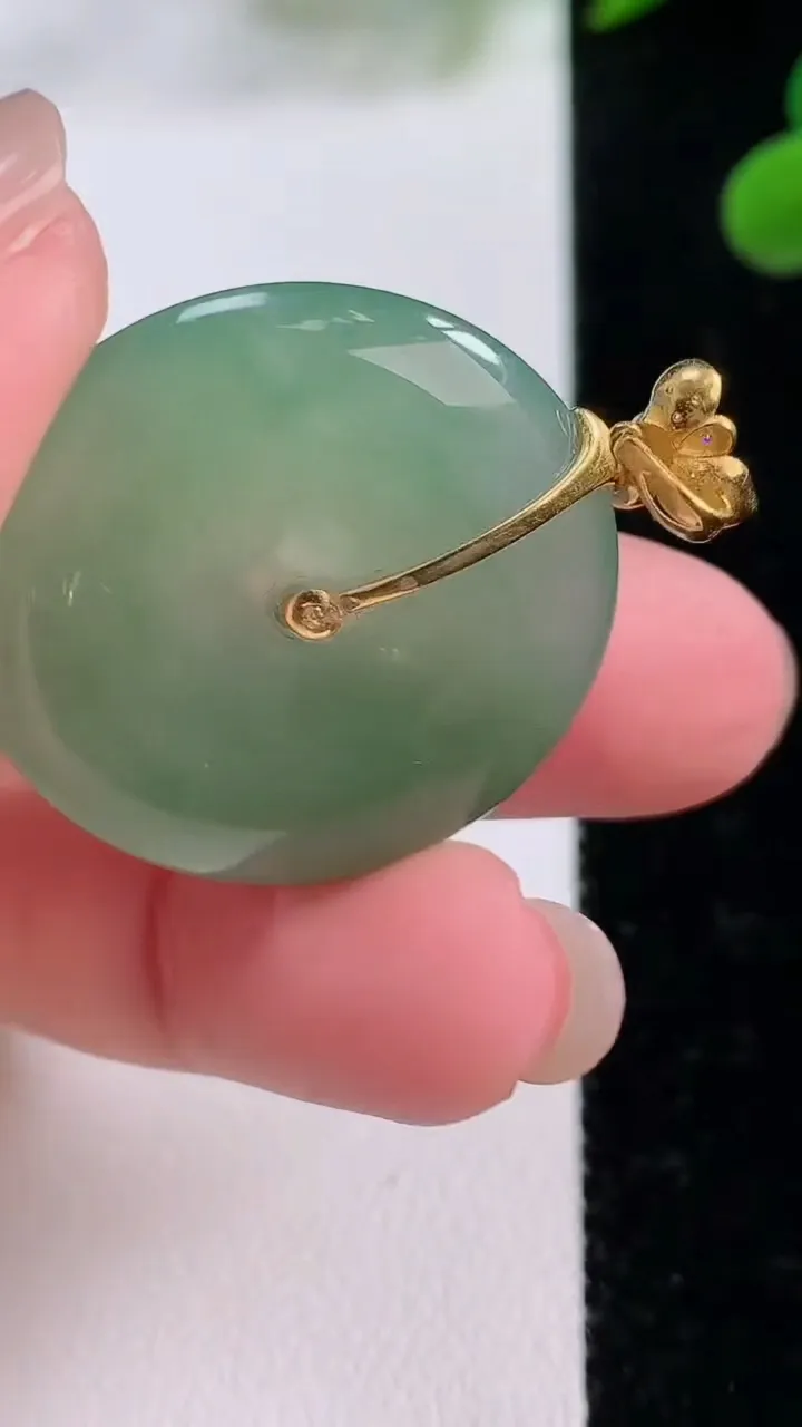 天然A货翡翠平安扣吊坠，尺寸28.9-5.7，重量:10.42g
11月25日