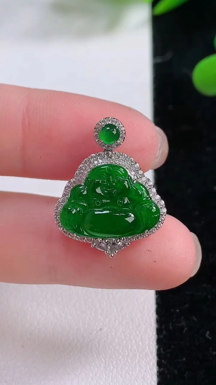 天然A货翡翠佛公吊坠，尺寸22.2-18.2-6.5，裸石15.6-11.3重:2.88g
11月25日