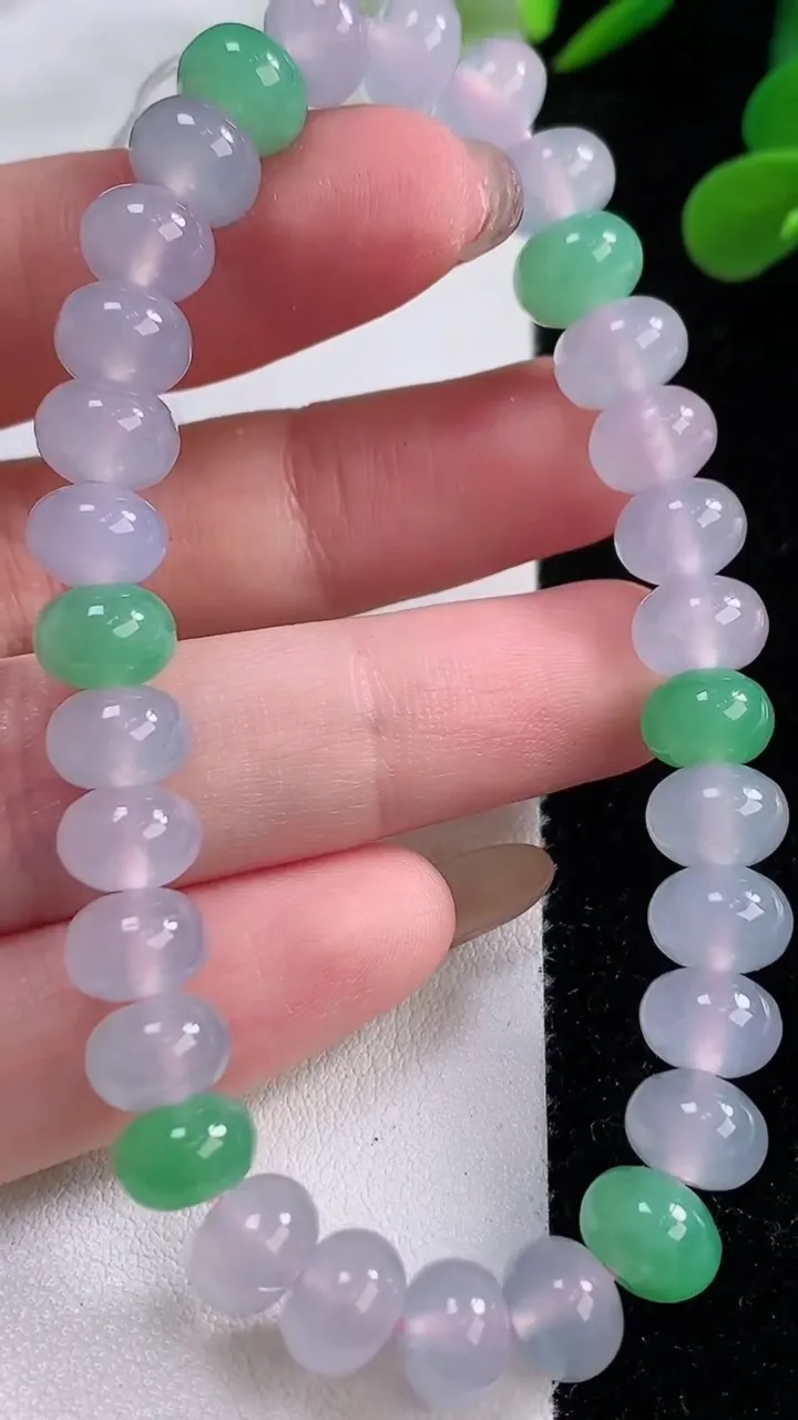 天然A货翡翠算盘珠手串，尺寸8.2-5.5-31颗，重量:23.49g11月25日
工厂直销收藏佳品,种好水足，色泽均匀，有种有色，上手高大气！