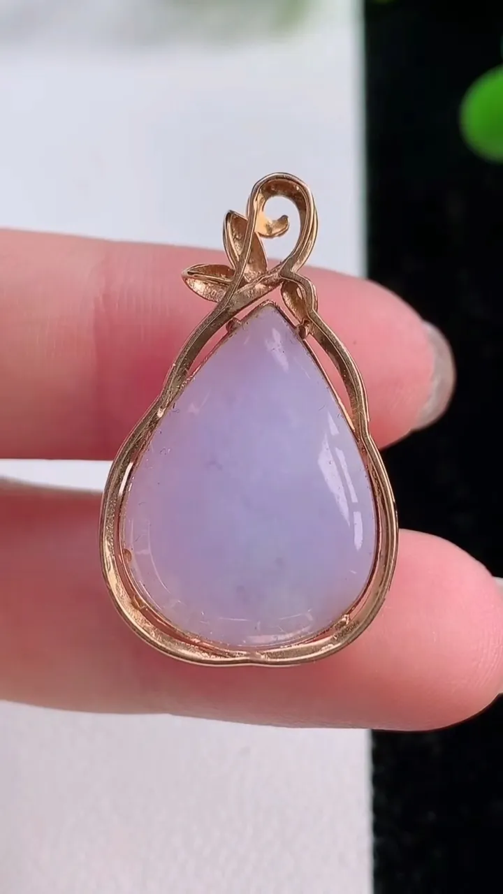 天然A货翡翠18K金紫罗兰水滴吊坠，尺寸30.4-18.3-10.6，裸石21.7-15.9重量:6.08g
11月25日