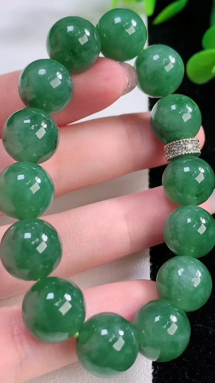 天然A货翡翠圆珠手串，尺寸12-14颗，重量:43.97g11月25日
工厂直销收藏佳品,种好水足，色泽均匀，有种有色，上手高大气！