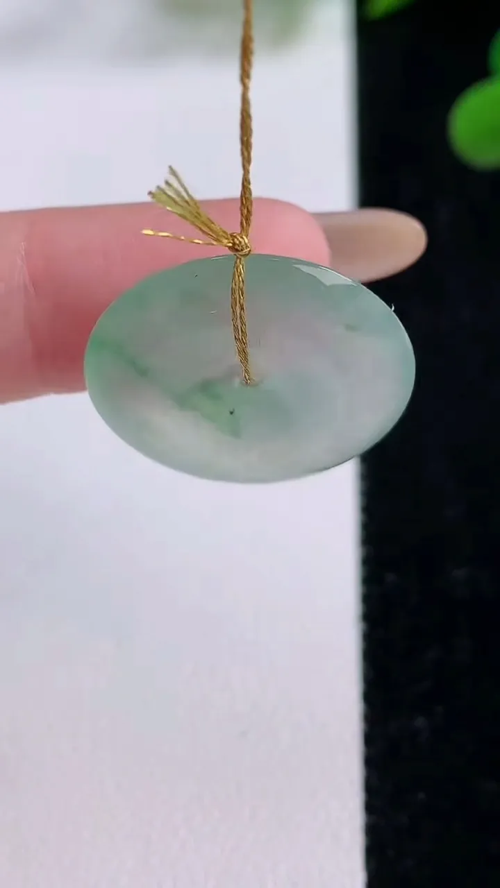 天然A货翡翠冰种飘花平安扣吊坠，尺寸22-4.4，重量:4.83g
11月25日