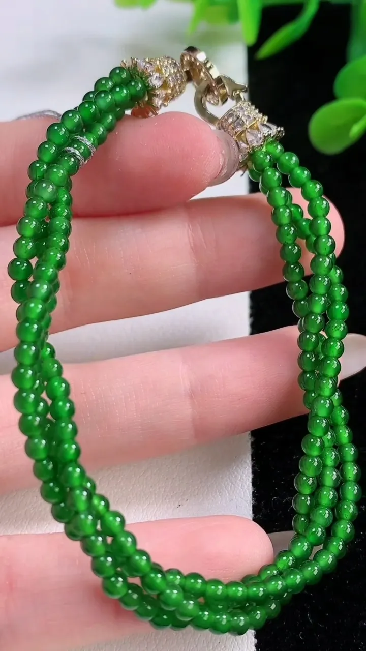 天然A货翡翠小米珠手串，尺寸2.8，重量:11.54g11月25日
工厂直销收藏佳品,种好水足，色泽均匀，有种有色，上手高大气！