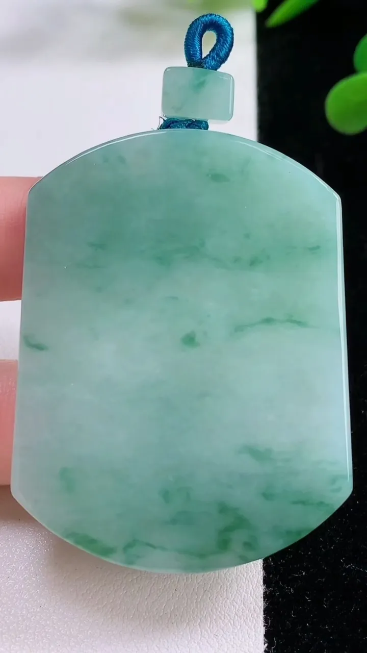 天然A货翡翠无事牌吊坠，尺寸52-39.7-5.7，重量:35.77g
11月25日