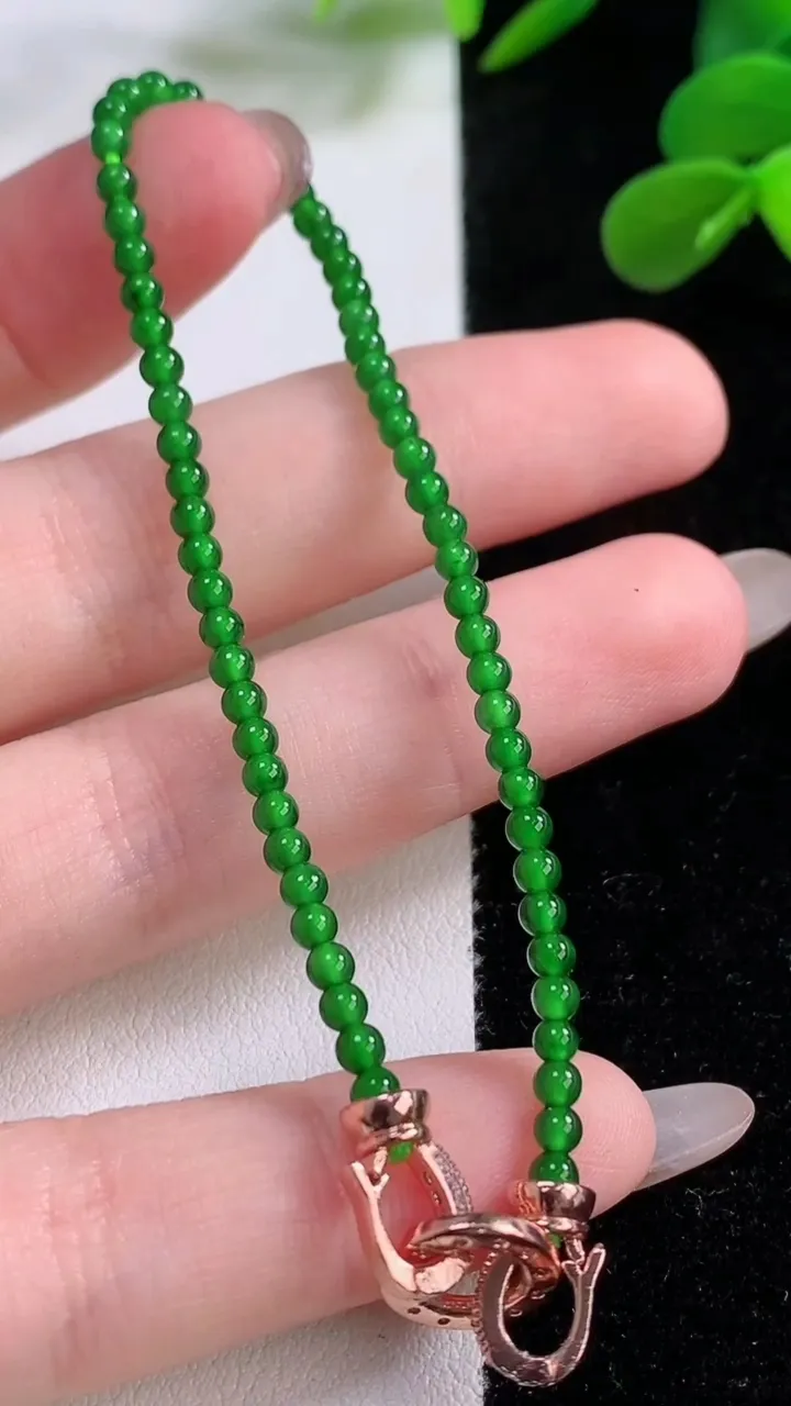 天然A货翡翠小米珠手串，尺寸2.6-62颗，重量:3.79g11月25日
工厂直销收藏佳品,种好水足