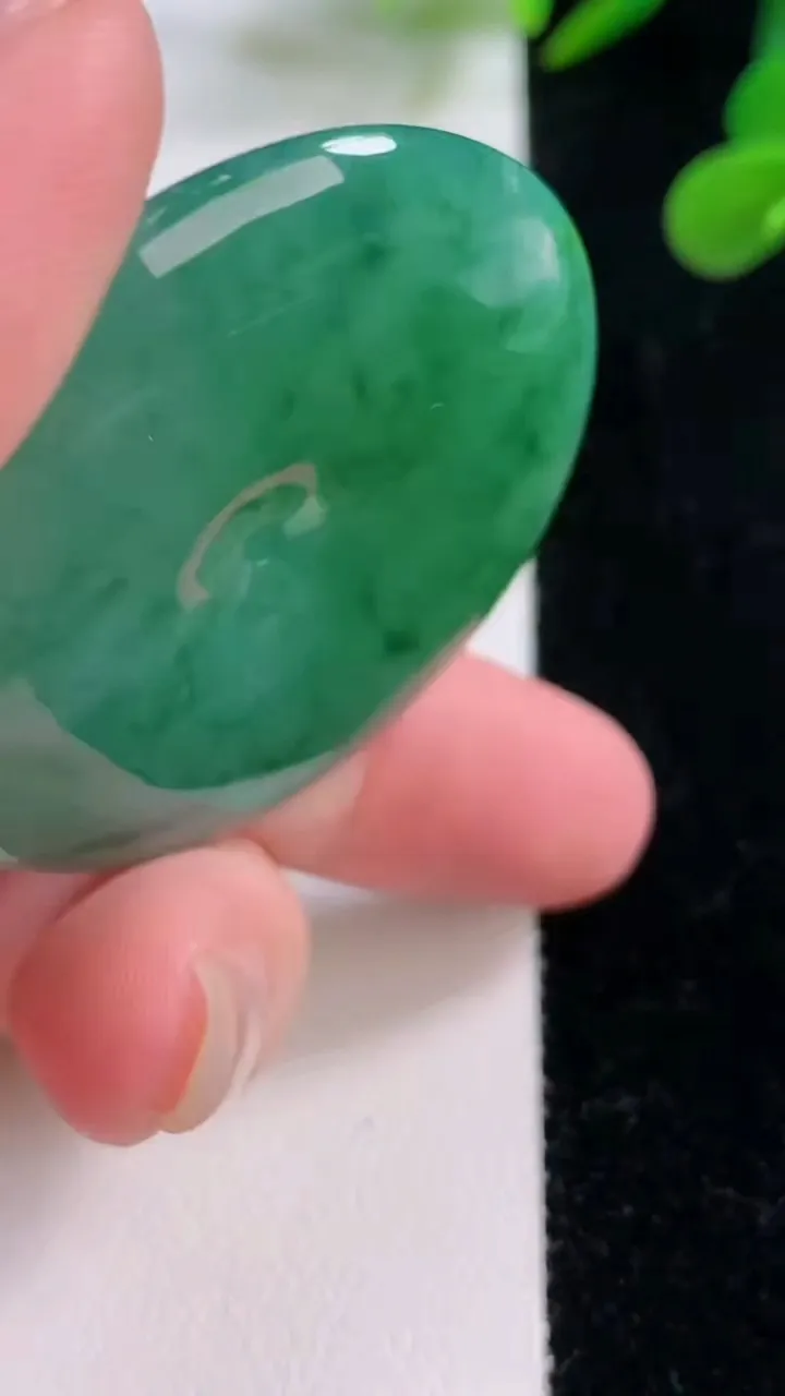 天然A货翡翠平安扣吊坠，尺寸42.7-7.3，重量:27.96g
11月25日