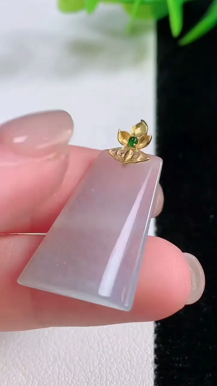 天然A货翡翠种白冰无事牌吊坠，尺寸26.5-19-2.9，重量:2.87g
11月25日