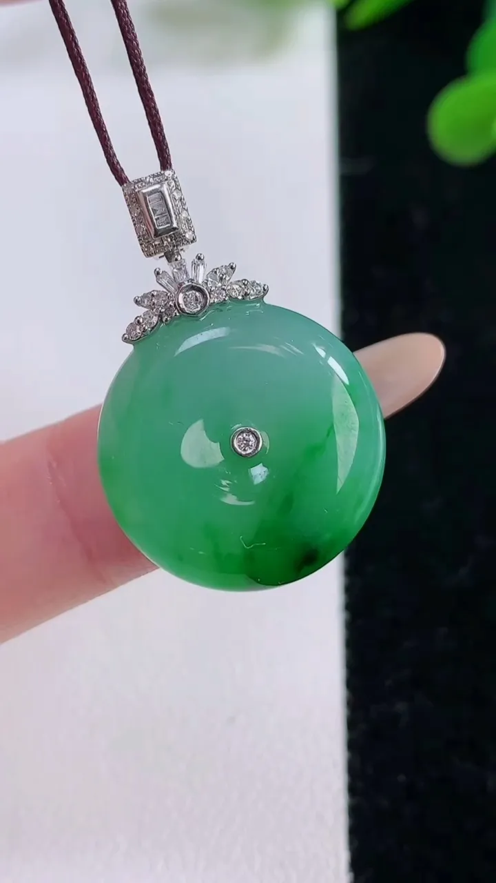 天然A货翡翠平安扣吊坠，尺寸19.7-6.6，重量:6.16g
11月25日