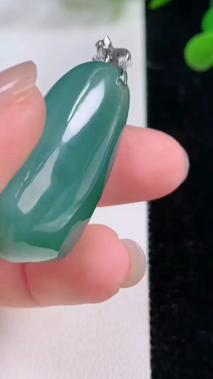 天然A货翡翠福瓜吊坠，尺寸36-18.6-13，重量:18.24g
11月25日