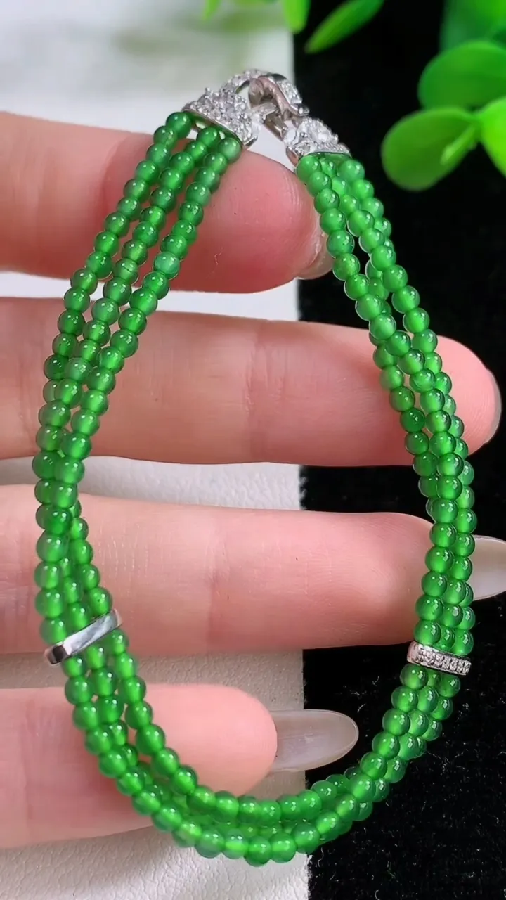 天然A货翡翠小米珠手串，尺寸2.4，重量:6.58g11月25日
工厂直销收藏佳品,种好水足，色泽均