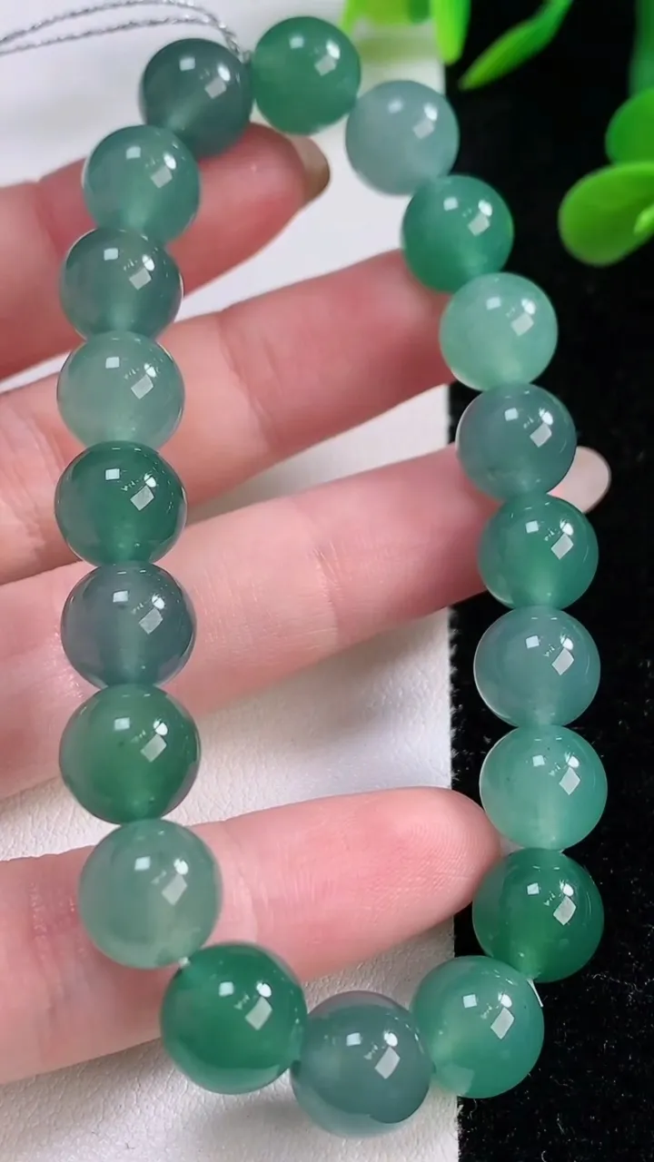 天然A货翡翠圆珠手串，尺寸9.7-20颗，重量:32.86g11月25日
工厂直销收藏佳品,种好水足，色泽均匀，有种有色，上手高大气！