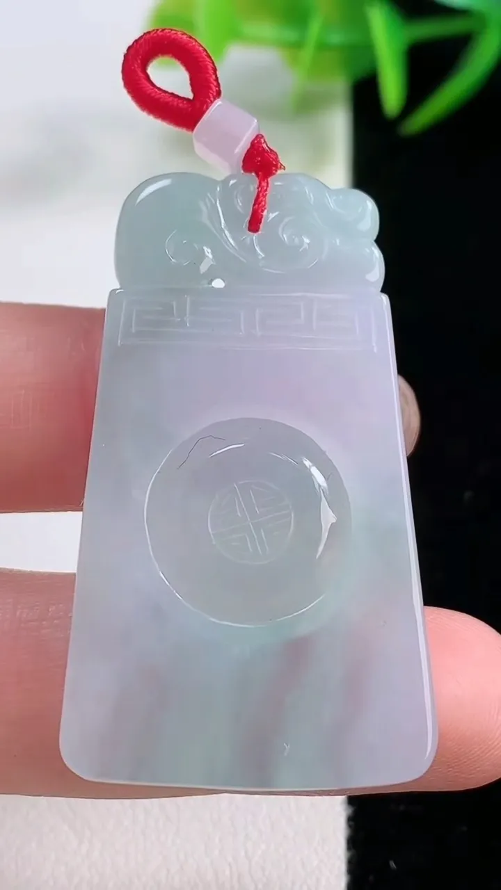 天然A货翡翠仿古无事牌吊坠，尺寸44.2-25.2-3.4，重量:10.82g
11月25日