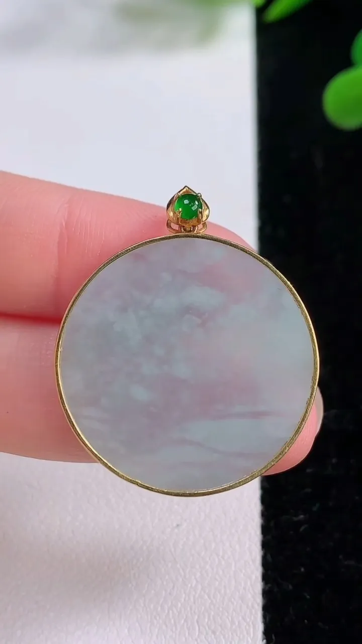 天然A货翡翠无事牌吊坠，尺寸27.7-3，重量:2.63g
11月25日