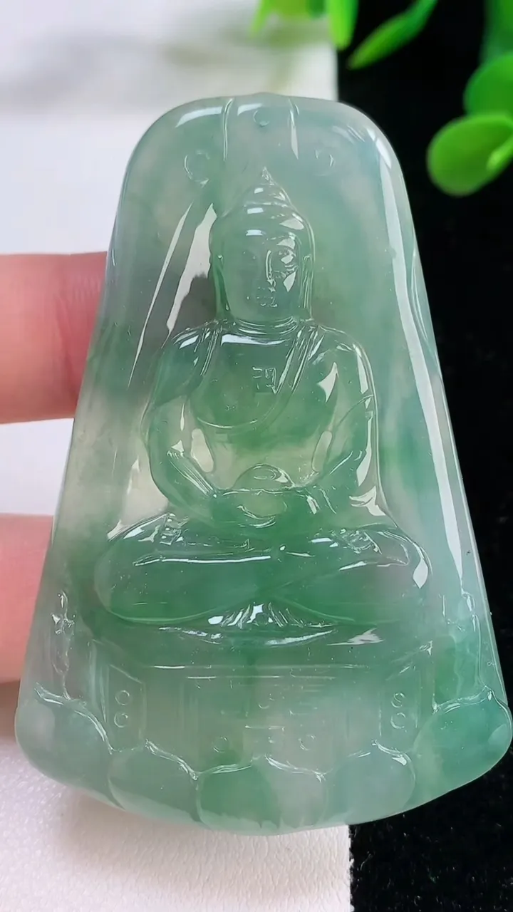 天然A货翡翠大日如来吊坠，尺寸65.8-43.7-5.8，重量:33.36g
11月25日