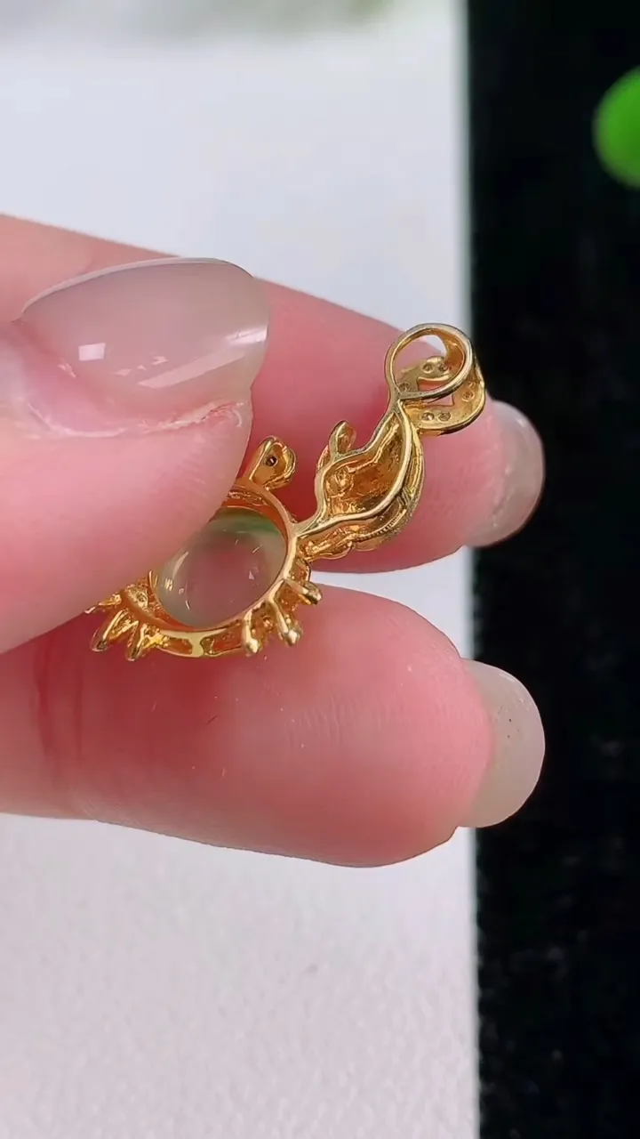 天然A货翡翠种飘花蛋面吊坠，尺寸12.6-15.5-6.4，裸石7，重量:1.87g
11月25日