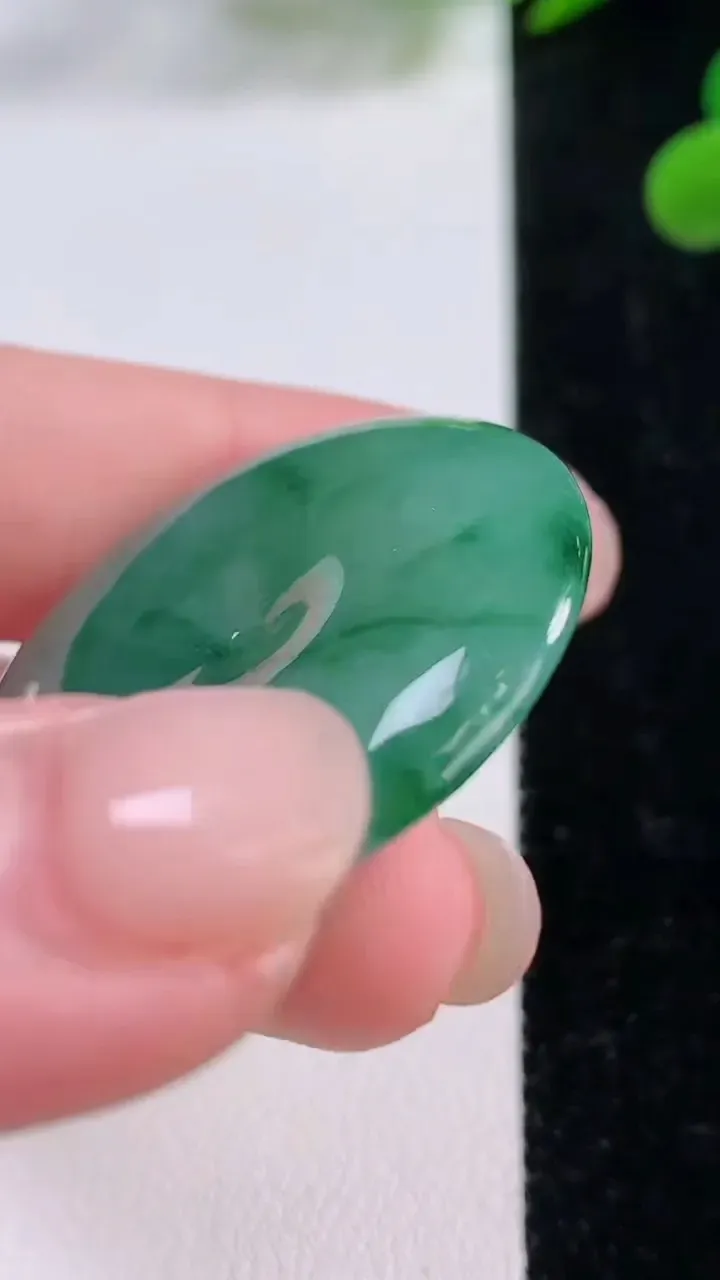 天然A货翡翠平安扣吊坠，尺寸33.7-6.5，重量:15.78g
11月25日