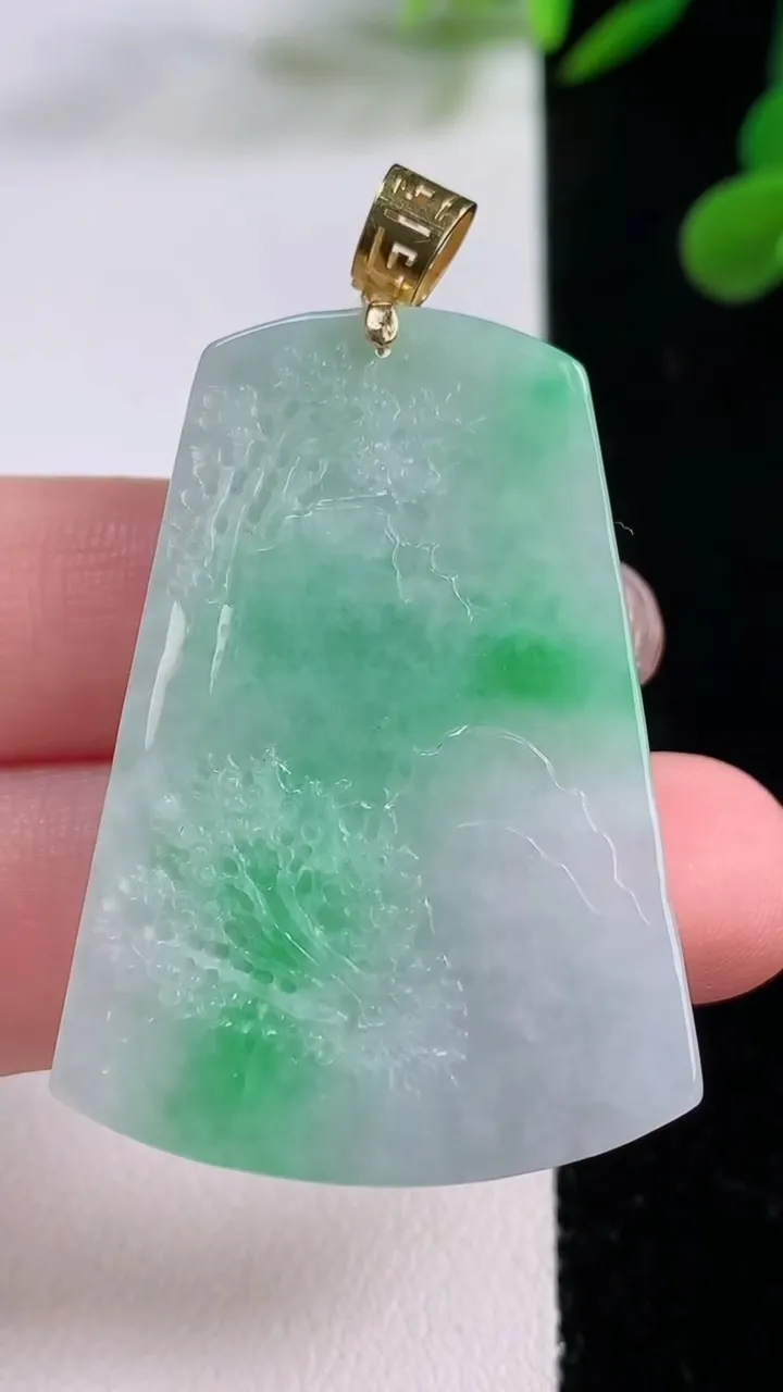 天然A货翡翠山水牌吊坠，尺寸42.5-30.6-4.3，重量:12.90g
11月25日