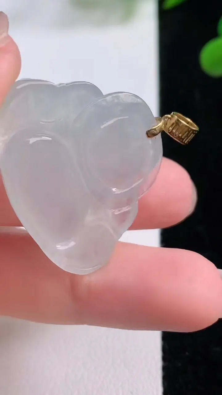 天然A货翡翠种白冰佛公吊坠，尺寸26.8-34.3-7.4，重量:9.75g
11月25日