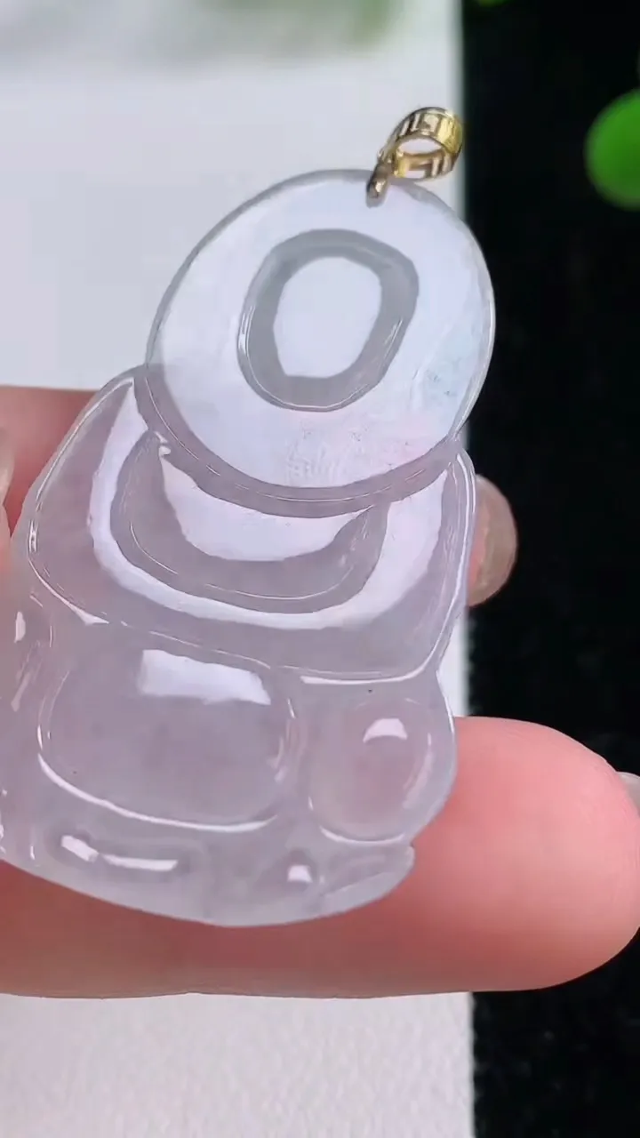 天然A货翡翠种白冰观音菩萨吊坠，尺寸42.6-27.8-3.2，重量:7.19g
11月25日