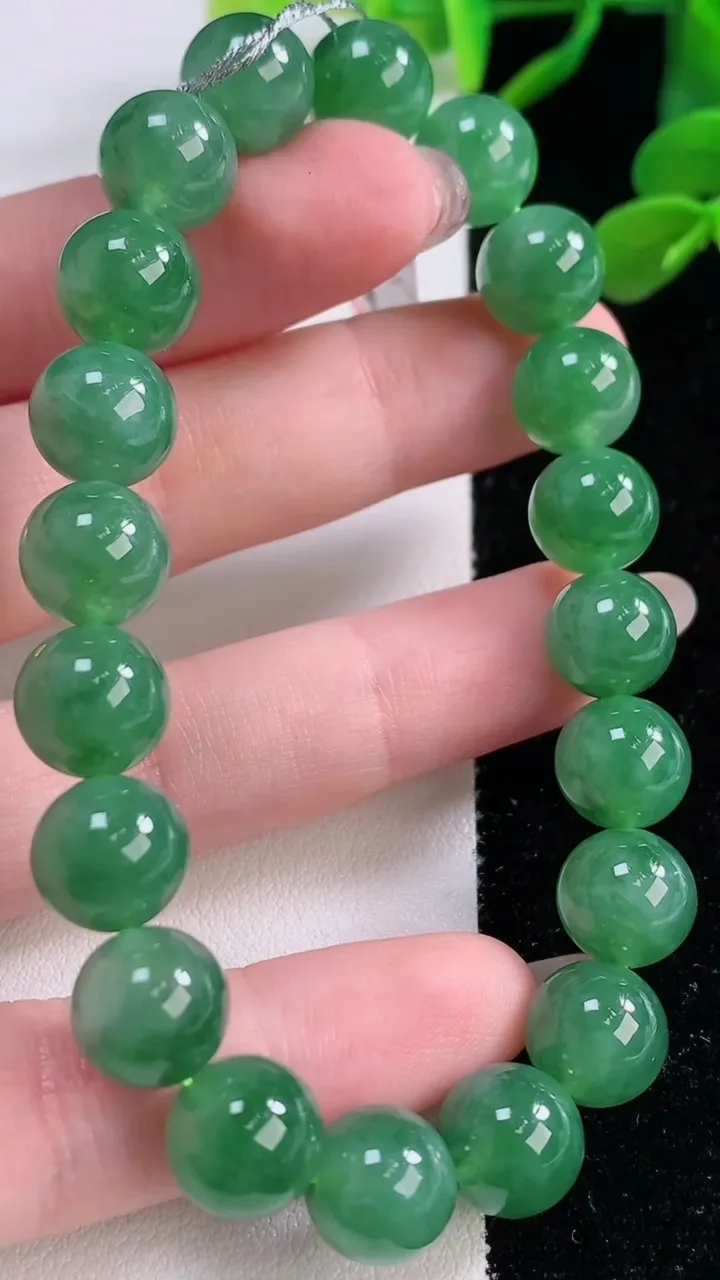 天然A货翡翠圆珠手串，尺寸9.8-20颗，重量:34.02g11月25日
工厂直销收藏佳品,种好水足，色泽均匀，有种有色，上手高大气！