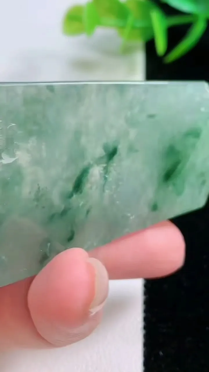 天然A货翡翠山水牌吊坠，尺寸59.8-34.5-4.3，重量:22.16g
11月25日