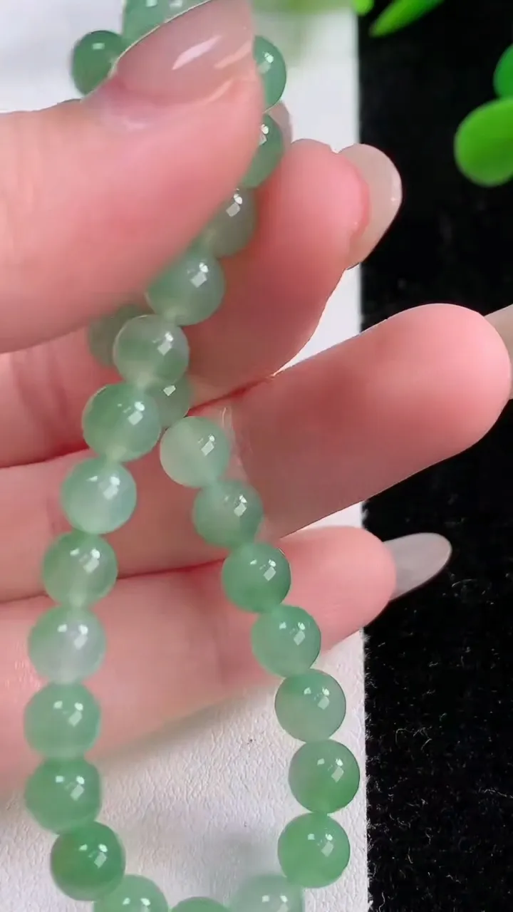 天然A货翡翠圆珠手串，尺寸6-30颗，重量:11.42g11月25日
工厂直销收藏佳品,种好水足，色泽均匀，有种有色，上手高大气！