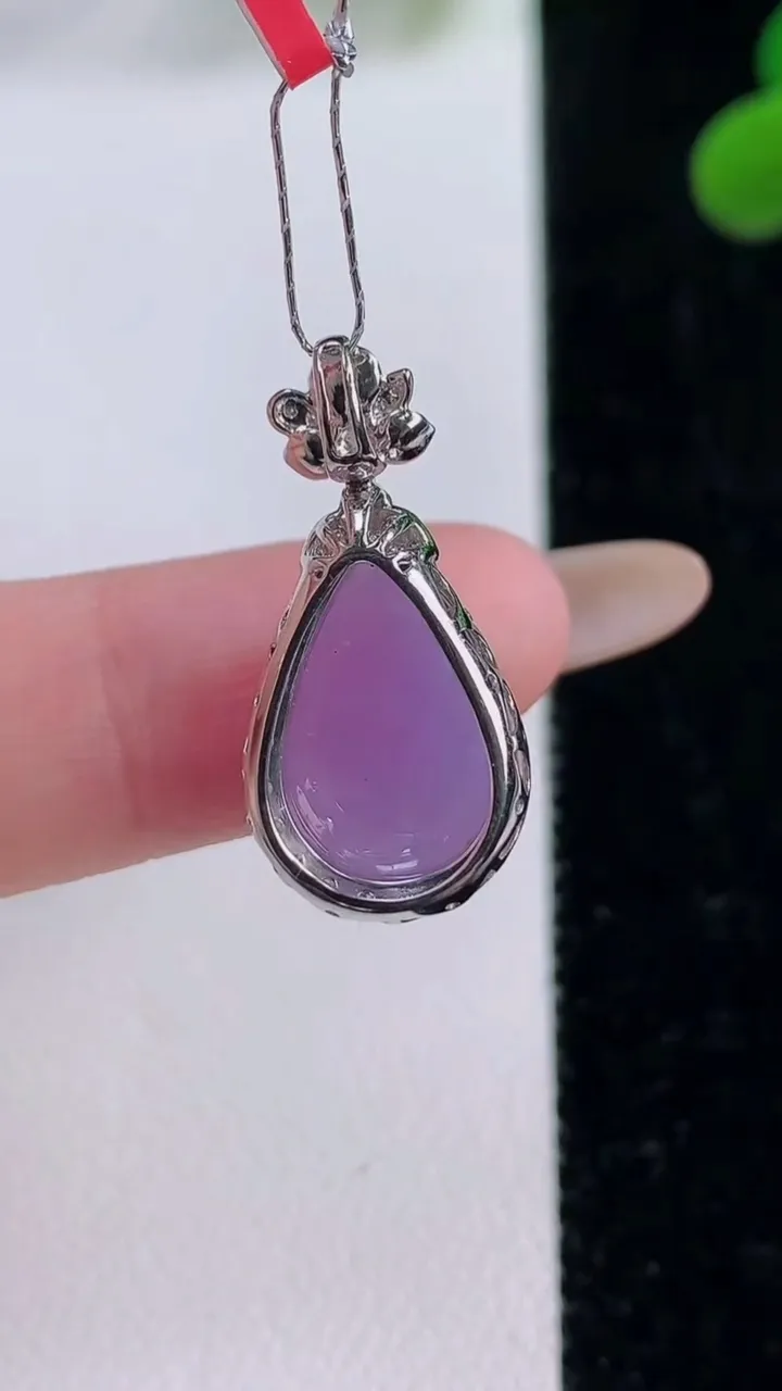 天然A货翡翠18K金紫罗兰水滴吊坠，尺寸24-11.5-8.6，裸石14.2-8.8重量:2.26g
11月25日