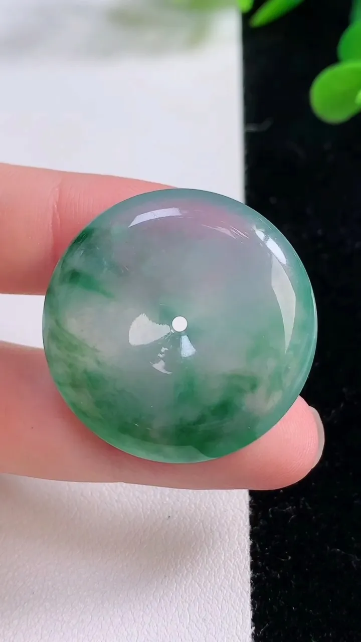 天然A货翡翠种飘花平安扣吊坠，尺寸31.2-6.3，重量:14.18g
11月25日