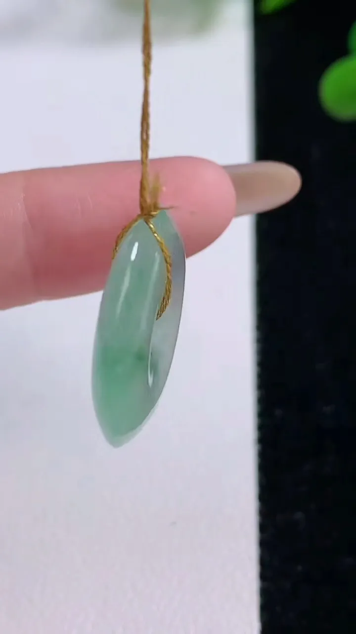 天然A货翡翠冰种飘花平安扣吊坠，尺寸22-4.4，重量:4.83g
11月25日