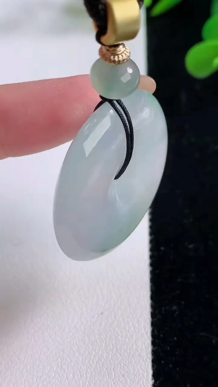 天然A货翡翠冰种飘花平安扣吊坠，尺寸33.2-7.1，重量:21.00g
11月25日