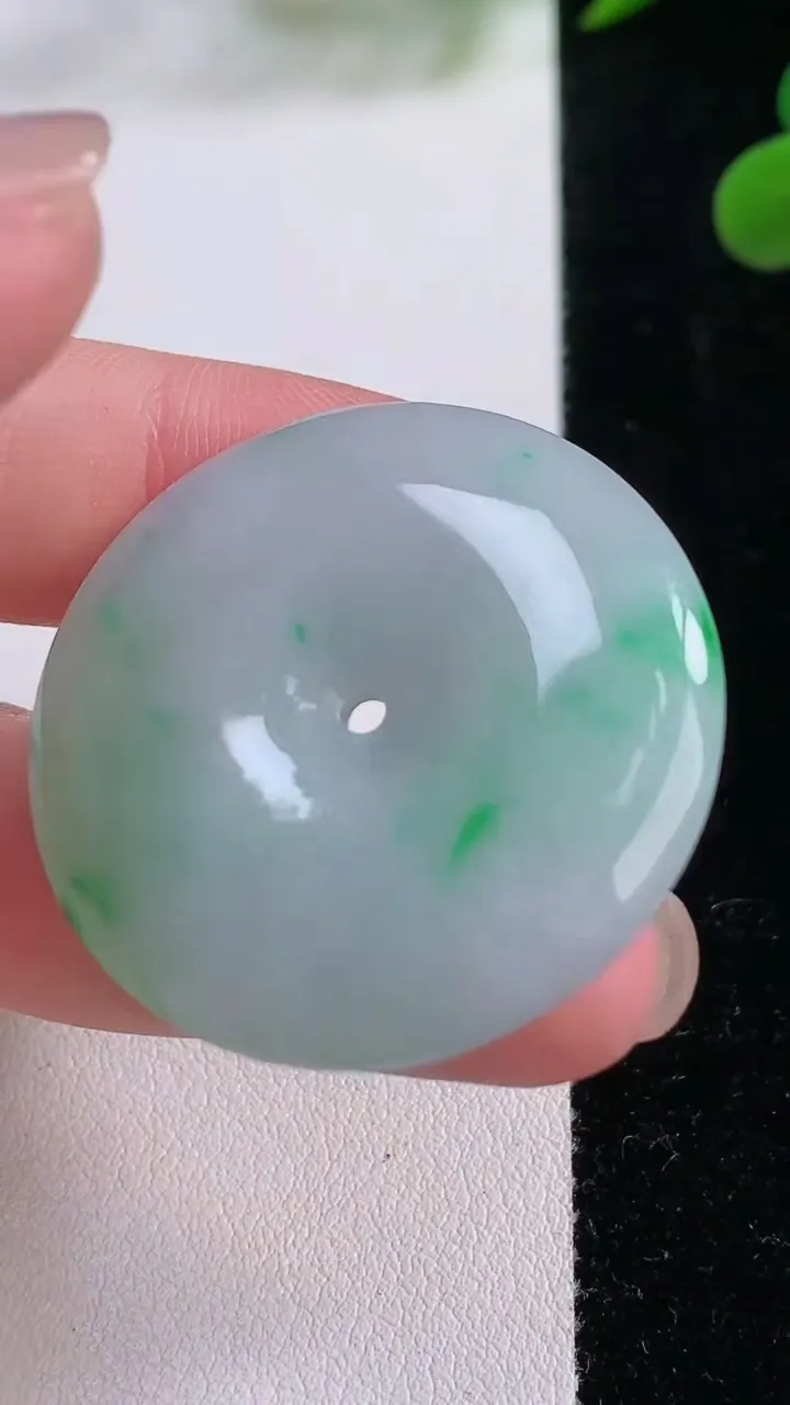 天然A货翡翠平安扣吊坠，尺寸34.6-6，重量:15.47g
11月25日