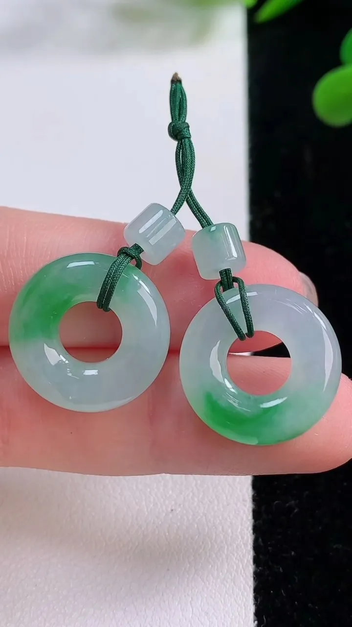 天然A货翡翠平安环吊坠一对，尺寸17.8-4.6，重量:6.47g
11月25日