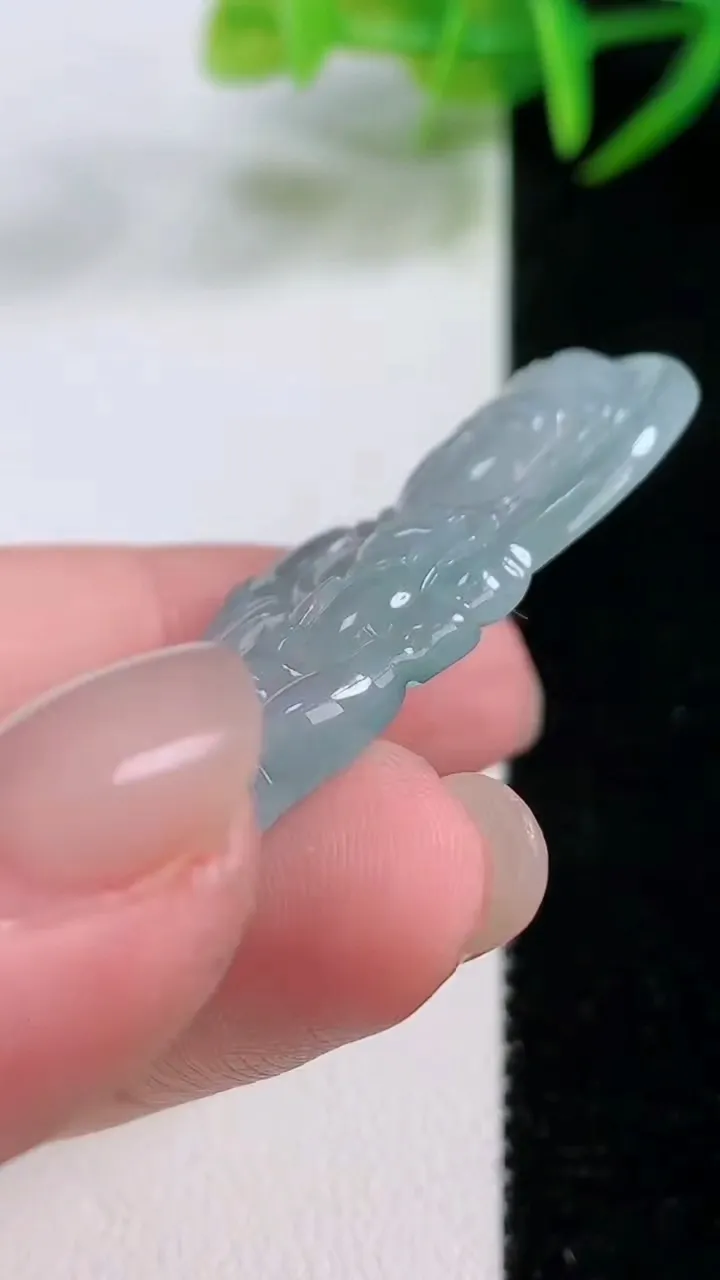 天然A货翡翠冰种飘花观音菩萨吊坠，尺寸52.3-25.4-5，重量:12.77g
11月25日