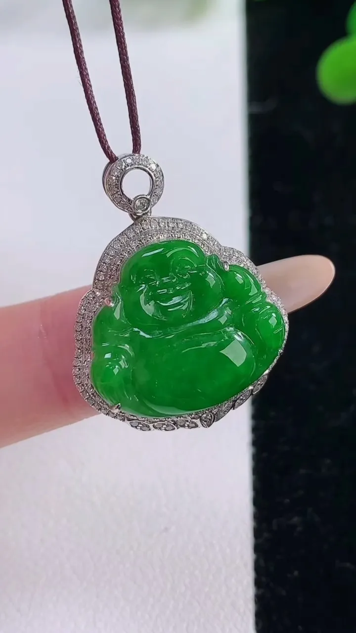 天然A货翡翠佛公吊坠，尺寸27.6-21.5-7.8，裸石16.4-18.8重量:4.23g
11月25日