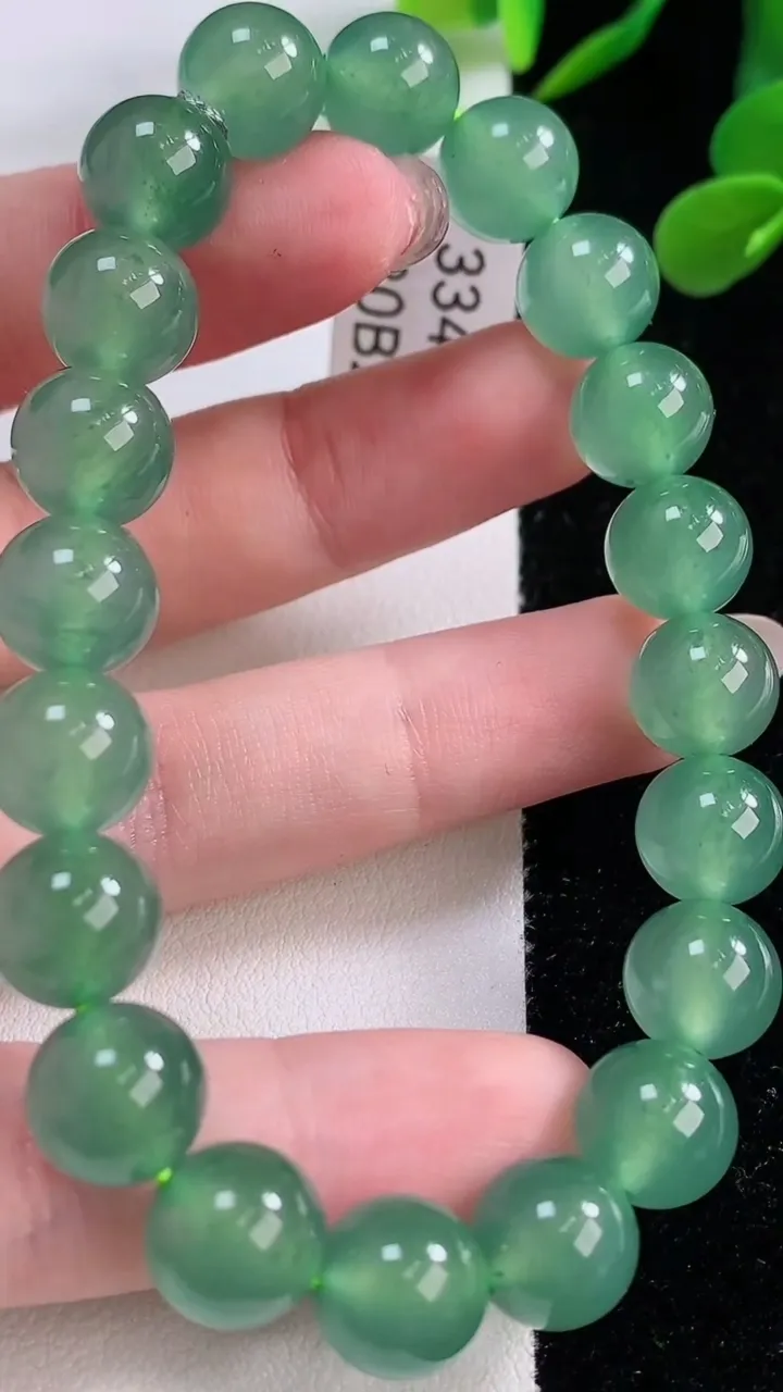 天然A货翡翠圆珠手串，尺寸10-20颗，重量:33.72g11月25日
工厂直销收藏佳品,种好水足，色泽均匀，有种有色，上手高大气！