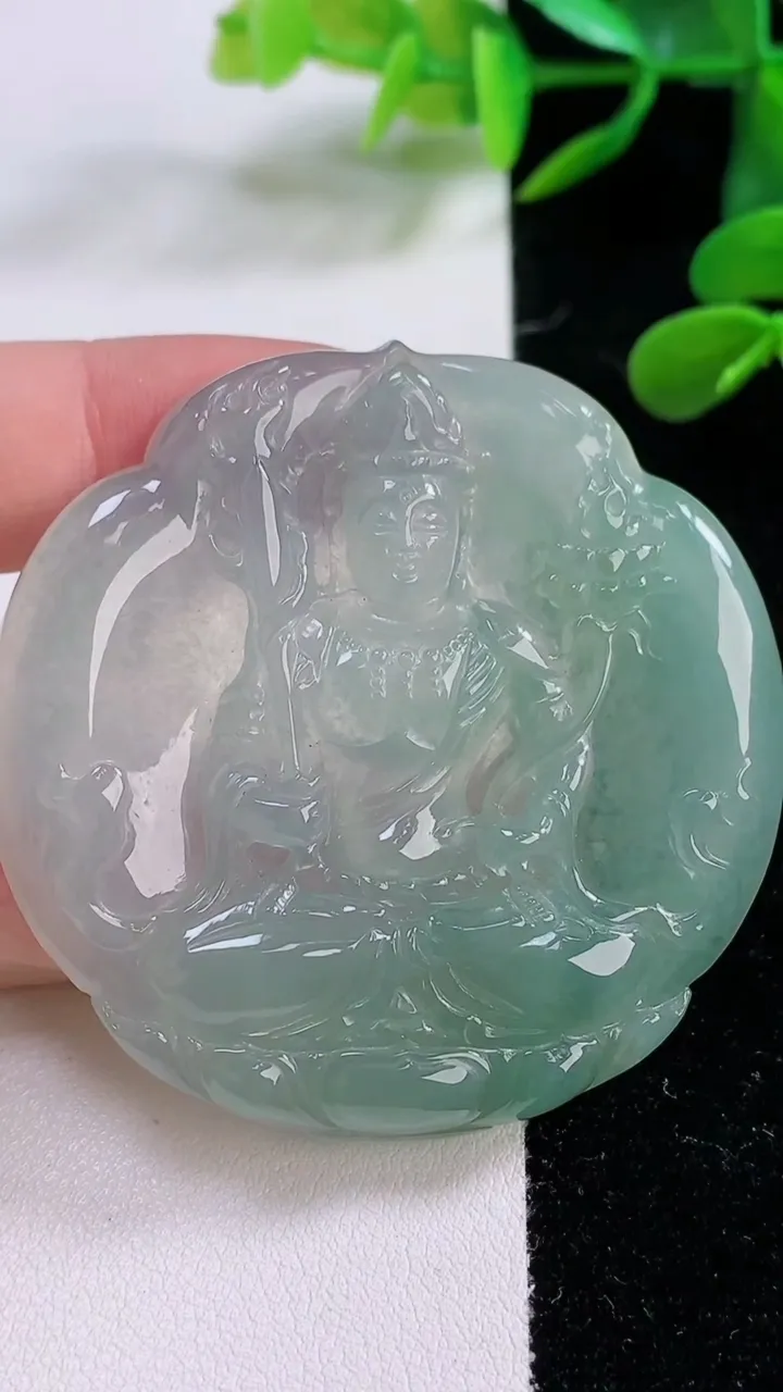 天然A货翡翠虚空藏菩萨吊坠，尺寸53-7，重:36.20g
11月25日