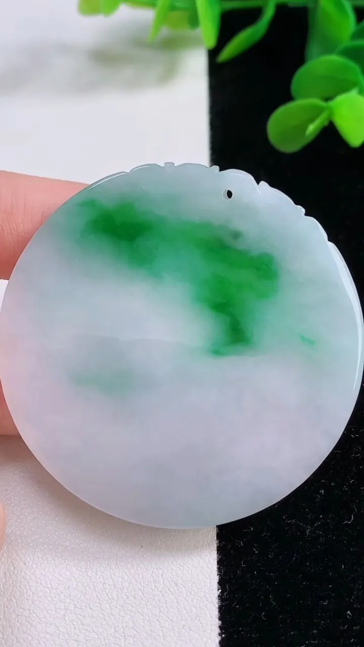 天然A货翡翠生肖马吊坠，尺寸52.4-4.3，重量:24.55g
11月25日