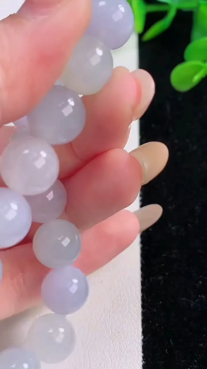 天然A货翡翠紫罗兰圆珠手串，尺寸10.8-18颗，重量:41.07g11月25日
工厂直销收藏佳品,种好水足，色泽均匀，有种有色，上手高大气！