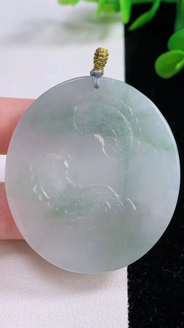 天然A货翡翠祥龙不动明王吊坠，尺寸52.5-46.6-5.3，重量:30.16g
11月25日