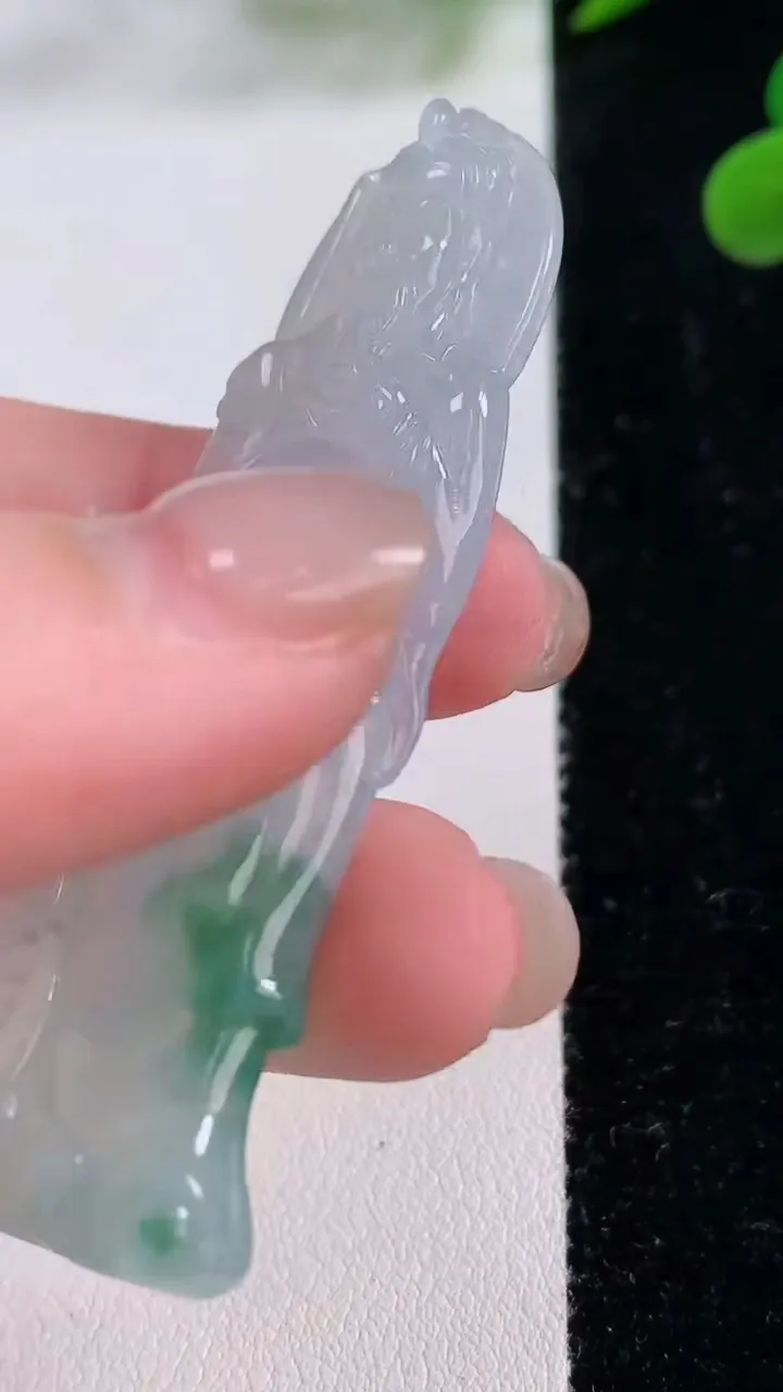 天然A货翡翠冰种飘花关公吊坠，尺寸61.3-24-5.2，重量:13.71g
11月25日