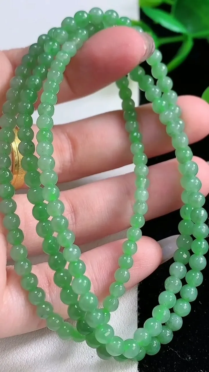 天然A货翡翠圆珠项链，尺寸4.2-154颗，重量:18.72g
11月25日