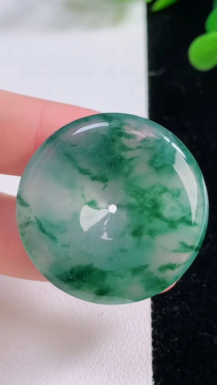 天然A货翡翠种飘花平安扣吊坠，尺寸34.2-6.2，重量:16.40g
11月25日