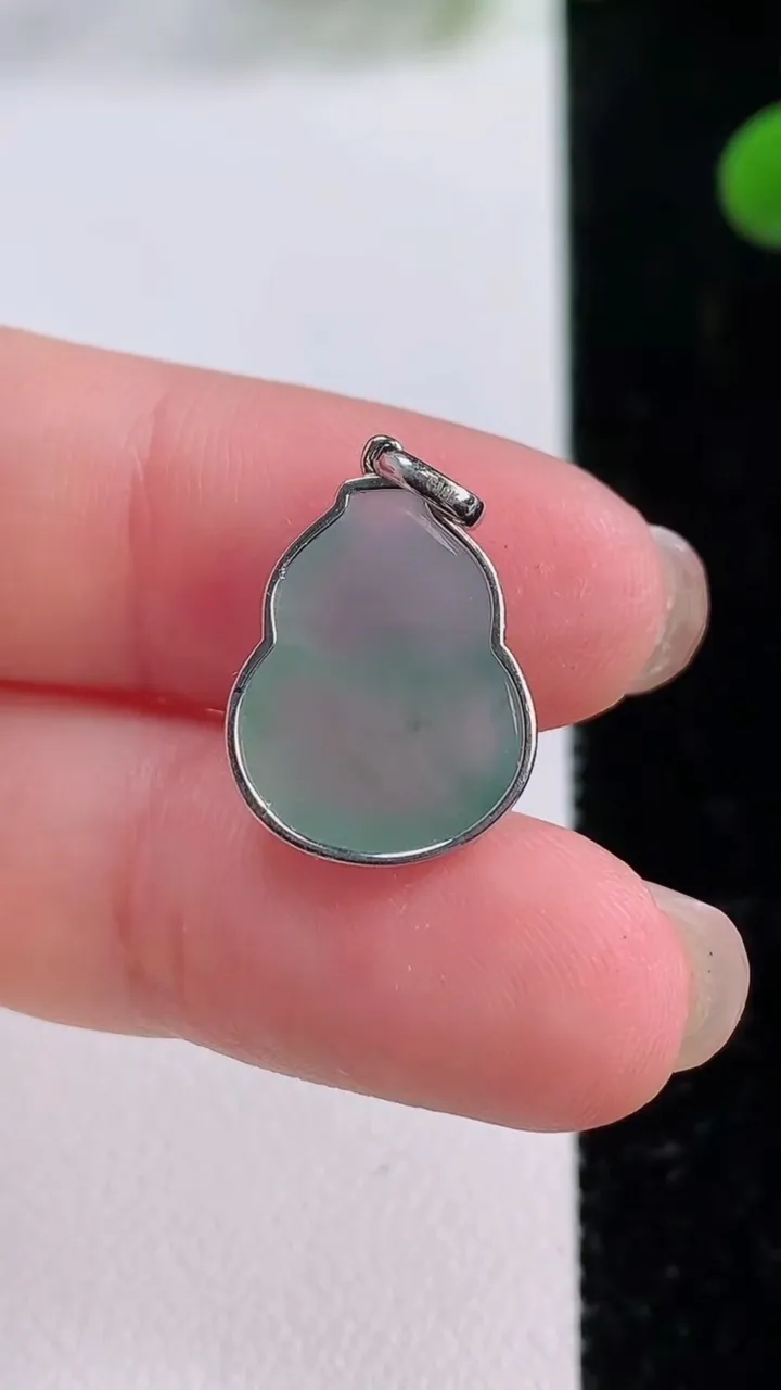 天然A货翡翠种飘花葫芦吊坠，尺寸16.7-12-4.7，重量:1.83g
11月25日